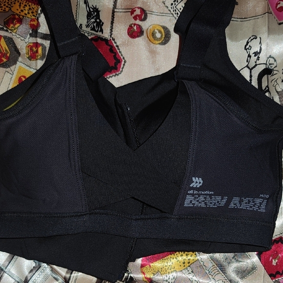 Vibrant Pink High-Impact Sports Bra with Zipper - Picture 7 of 10